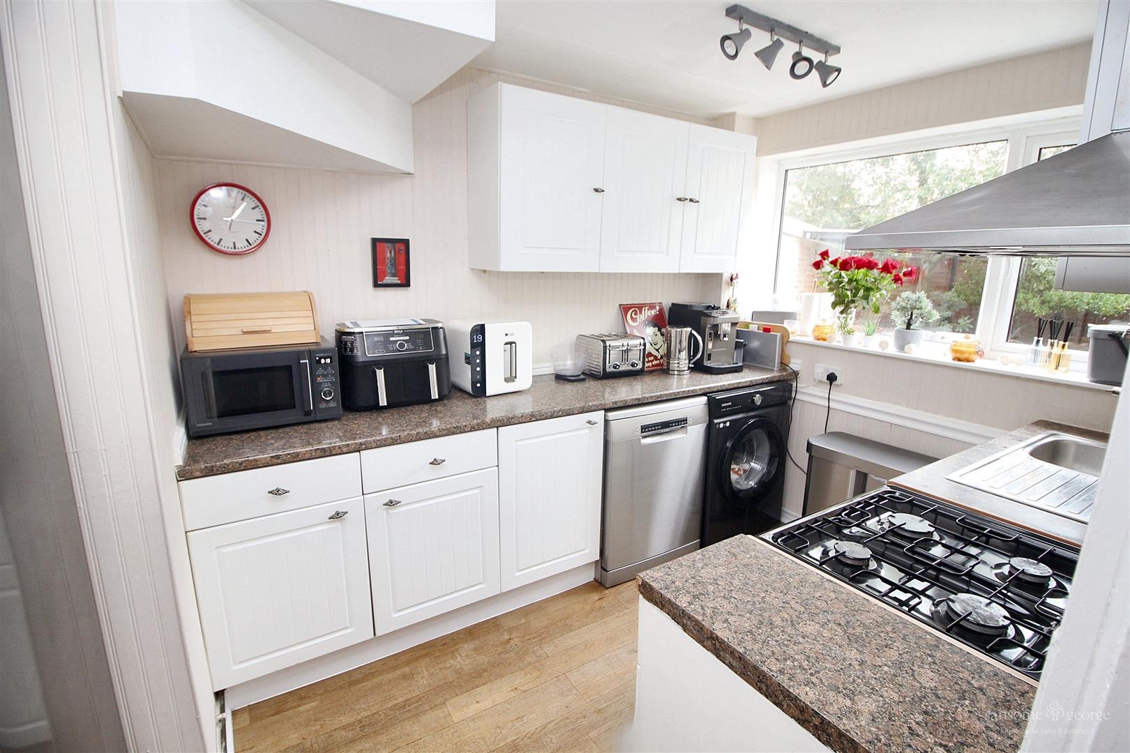 3 bed property in Tree Close, Reading